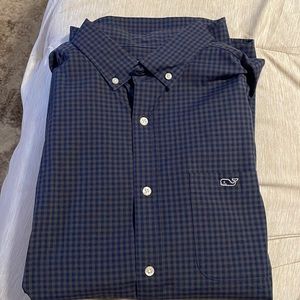 VINEYARD VINES Men’s Button Down.